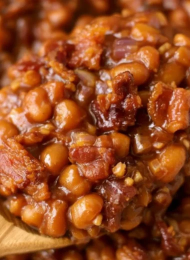 A delicious serving of Easy Ultimate Baked Beans in a bowl